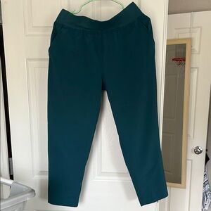 Green Ankle Cropped Pants with Elastic Waistband